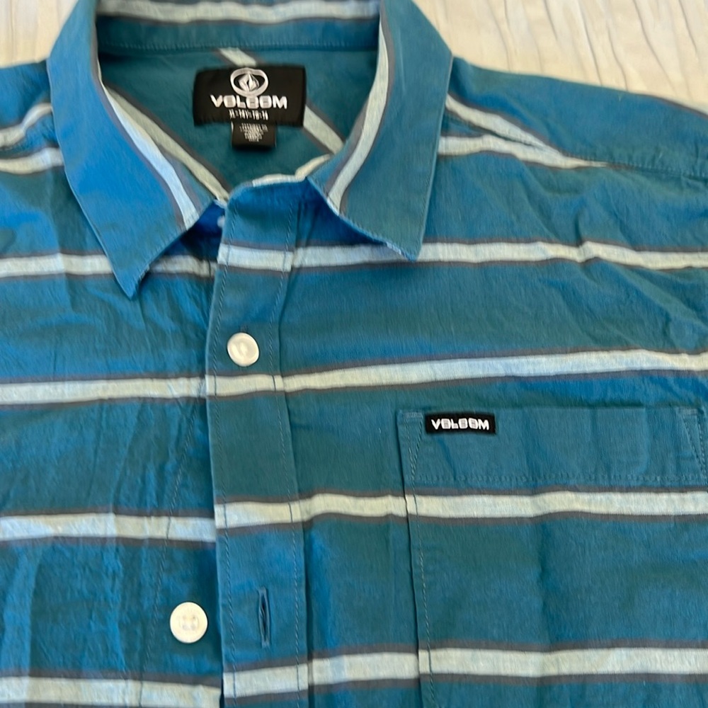 Boys XL Volcom teal blue with gray striped button up short sleeve shirt